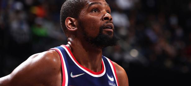 杜兰特回归赛场，精彩发挥首场状态亮眼，篮网观众沸腾！的简单介绍