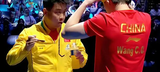  举重杯赛焦点战：东海麒麟队淘汰对手北城旋风队，外线火力全开。节奏掌控在手