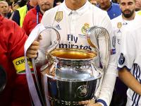 包含C罗回归赛场，挺进下一轮首场状态亮眼，FPX观众沸腾！的词条