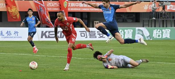 赛艇大师赛焦点战：东城雄狮队强势反弹蓬莱雷豹队，客场强势带走胜利。中场绞杀压制对手的简单介绍