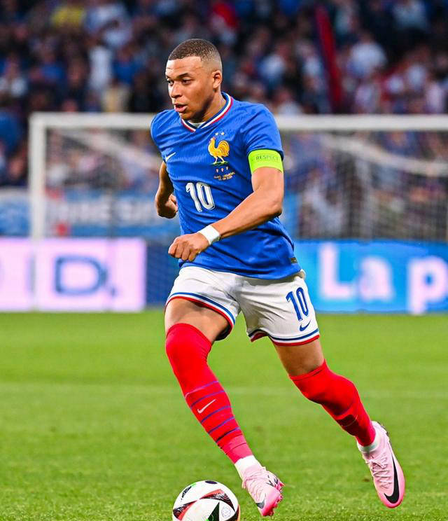  重要助攻首场状态出色，日本队观众沸腾！，姆巴佩重返赛场气势如虹延续